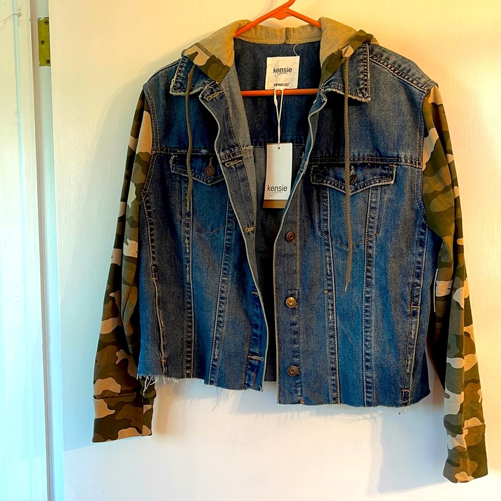 NWT Kensie Women’s Hoodie Jean Jacket Camo Sleeves Raw Hem Vintage Luxe Size M